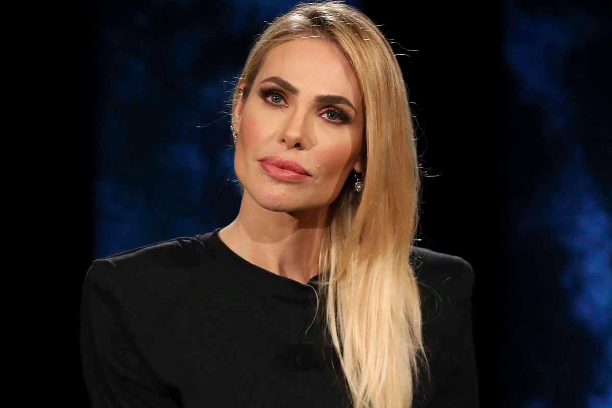 Ilary Blasi chiude l’“Isola dei Famosi” ricoperta di cristalli