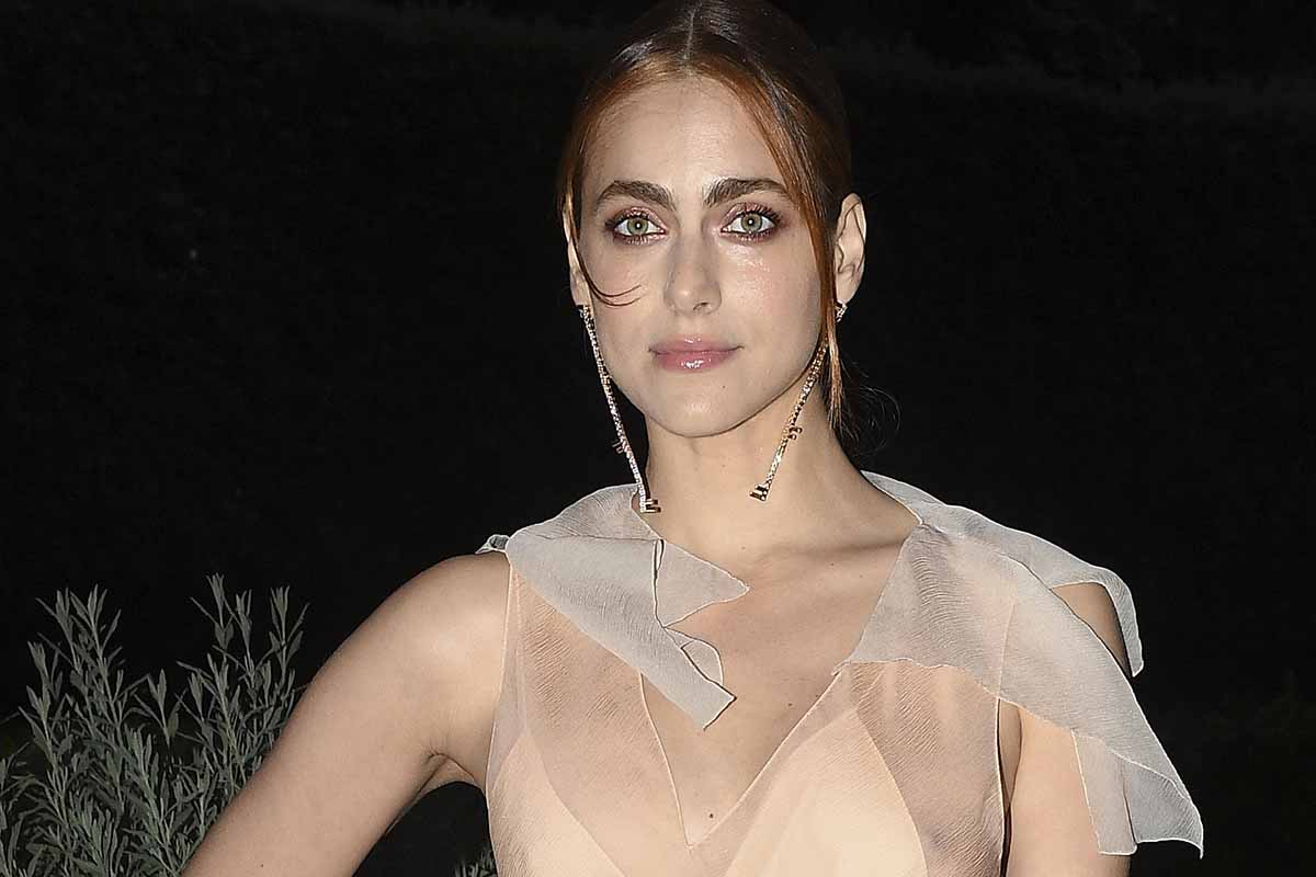 Miriam Leone incanta Parigi con le rose sul seno