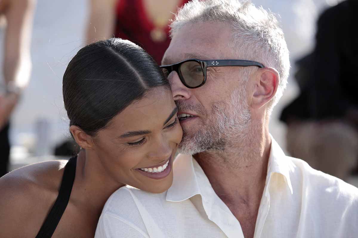 Tina Kunakey e Vincent Cassel innamorati alle sfilate: lei mostra il perizoma