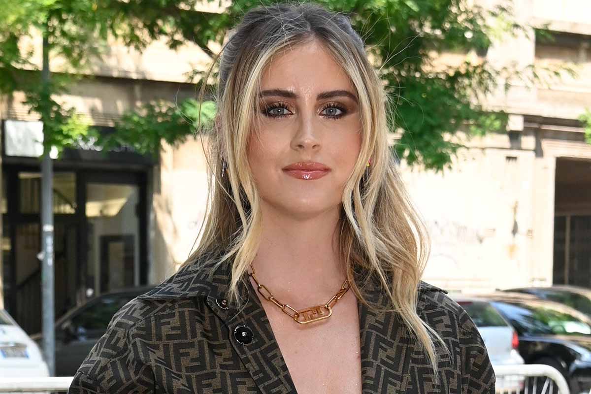 Valentina Ferragni sexy alle sfilate: sotto la giacca niente!