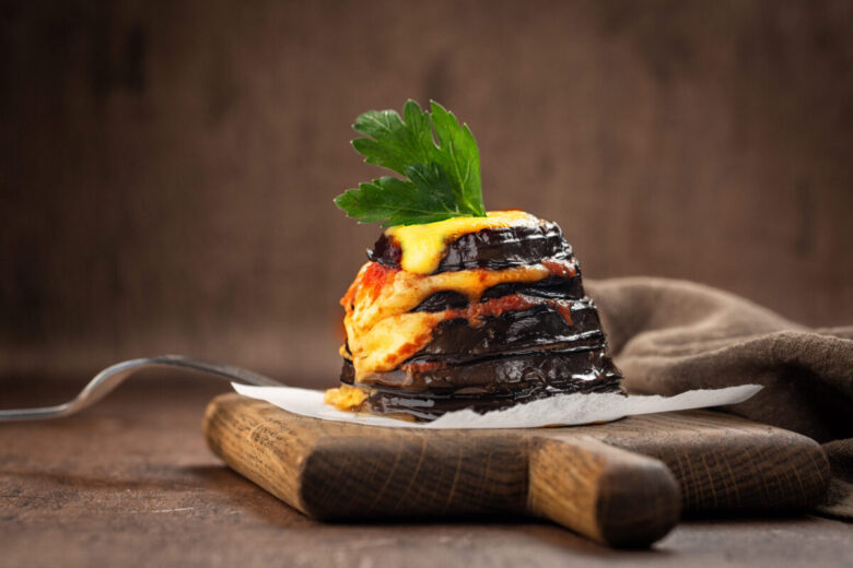 mini parmigiana impiattata su un tagliere
