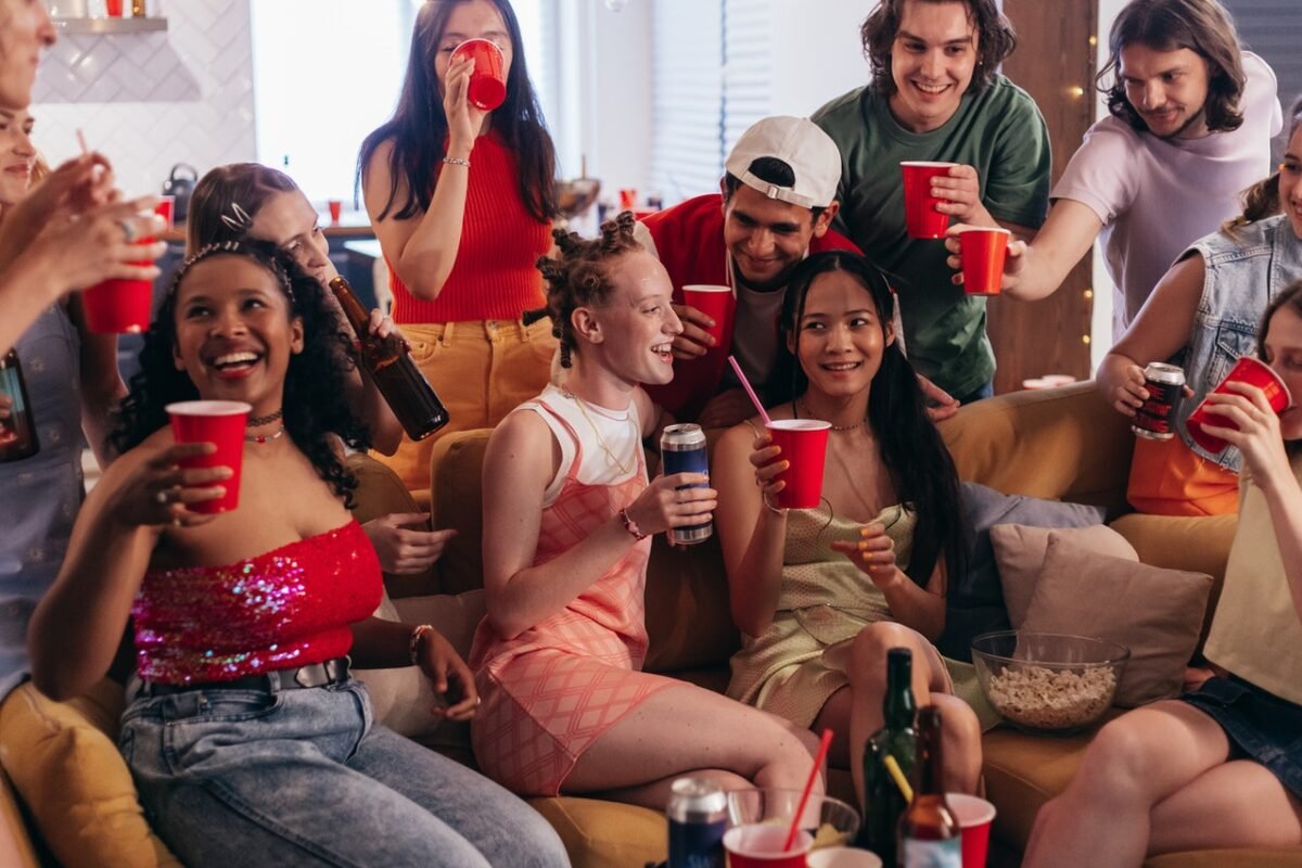 festa anni 90 con ragazze sul divano mentre bevono e si divertono