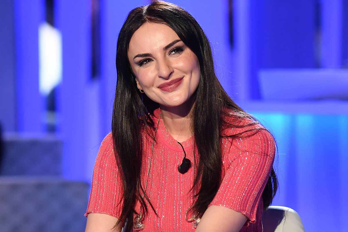 Arisa dice basta agli uomini: lo farà da sola oppure con una…