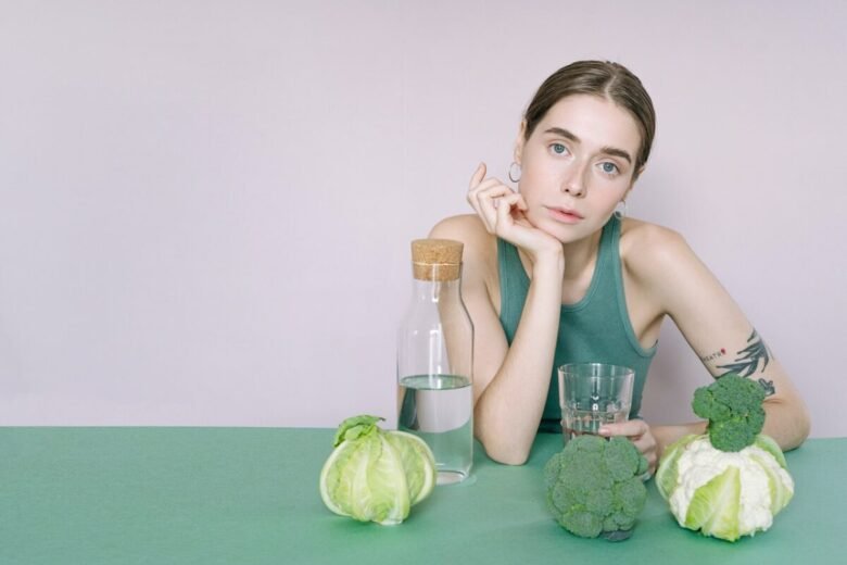 ragazza che beve bevande detox