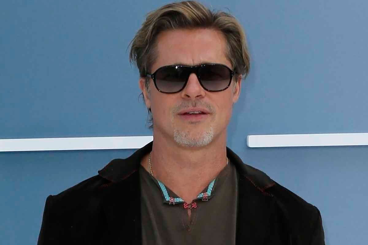 Brad Pitt in gonna sul red carpet. E scoppia la polemica social
