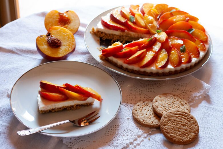Cheesecake di robiola con pesche caramellate