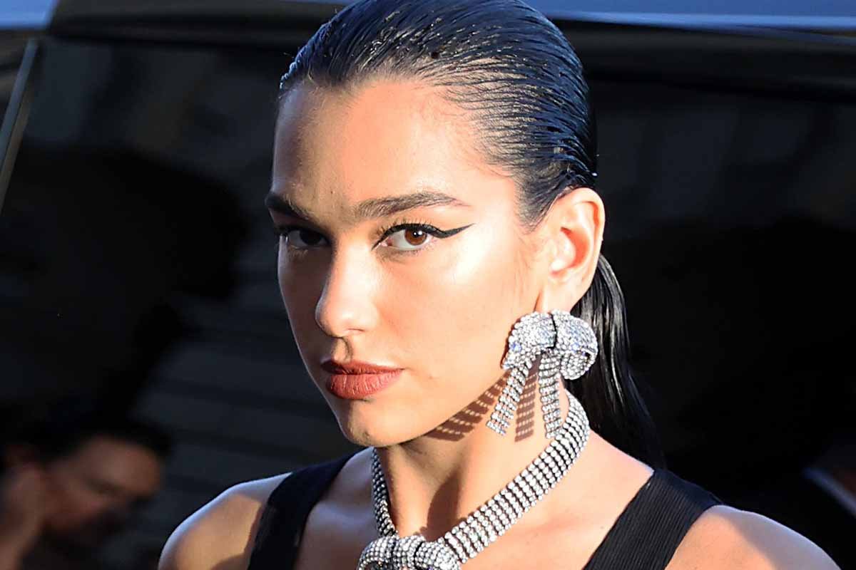 Dua Lipa spezza il tabù: in bianco al matrimonio della sua migliore amica
