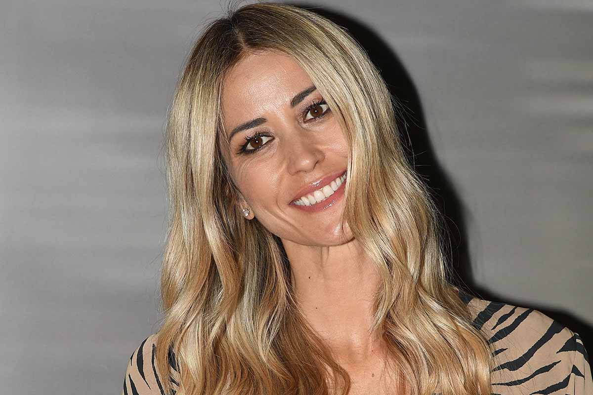 Elena Santarelli segue il trend tie dye: la minigonna è da urlo