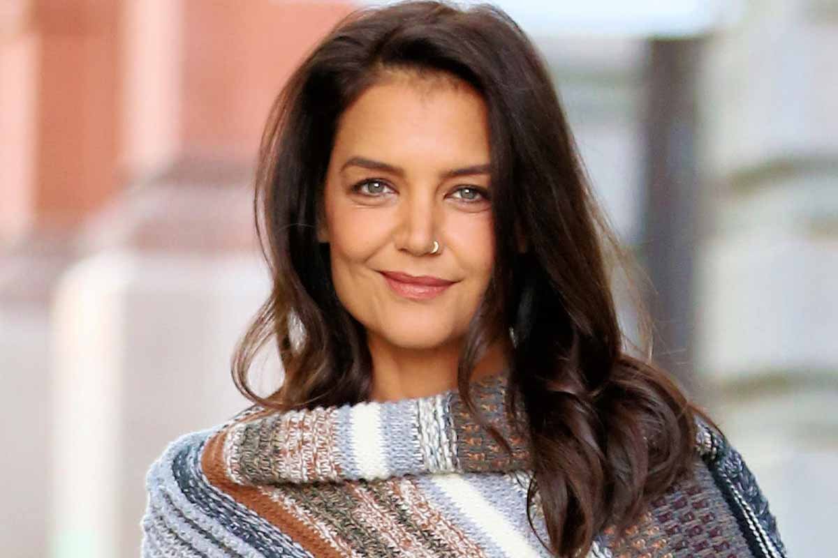 Katie Holmes sfida il caldo con il cashmere