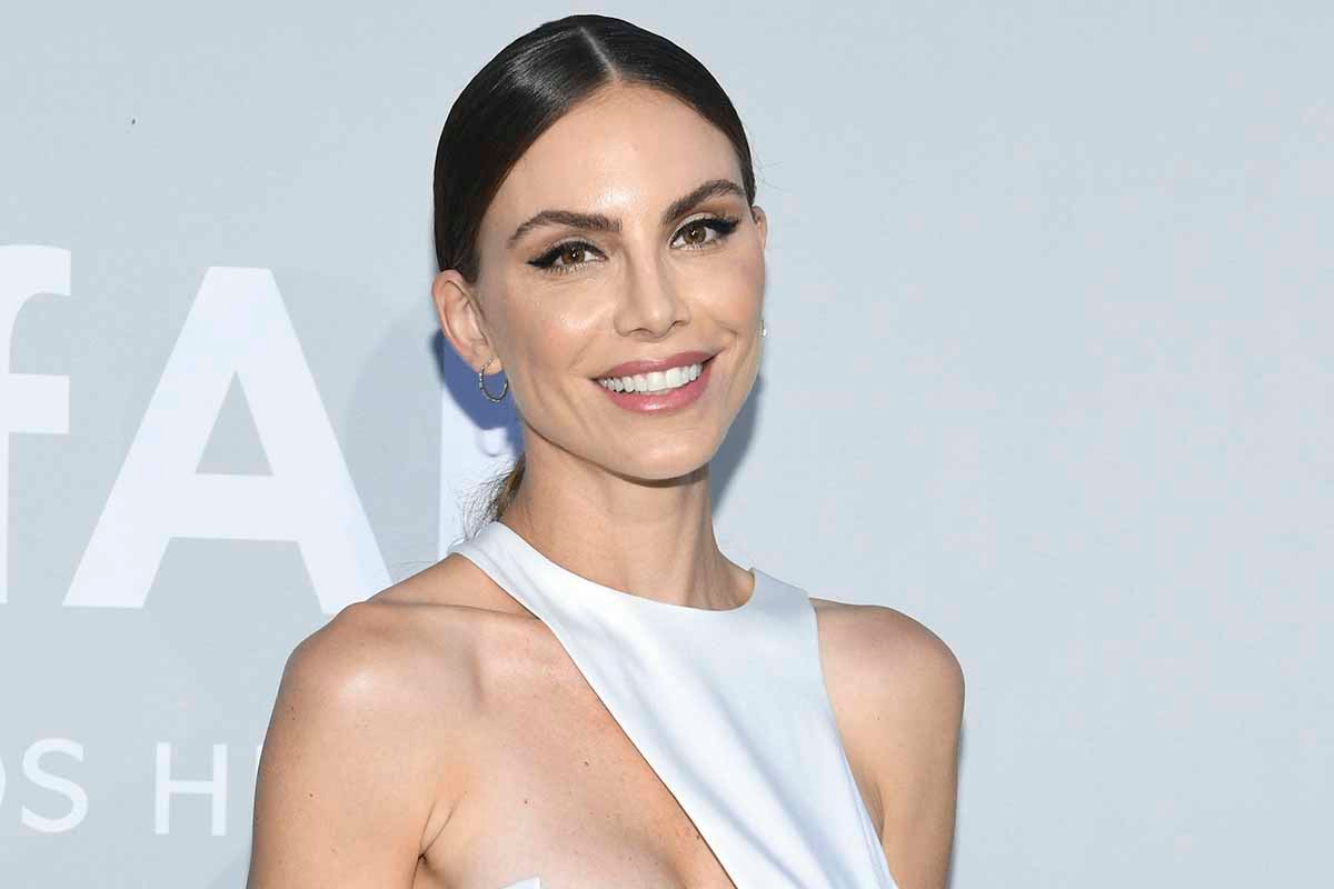 Nina Senicar sposa romantica: l’abito bianco è il più glamour dell’estate