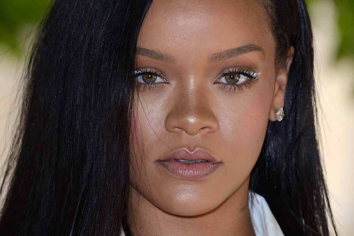 Il ritorno di Rihanna: addio look audaci, ora veste oversize