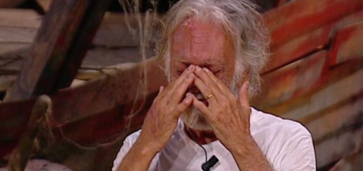 Isola dei Famosi, Fabrizio Corona distrugge un naufrago: in lacrime per…