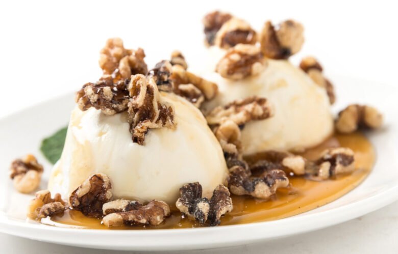 piatto con semifreddo al nocino e noci sopra
