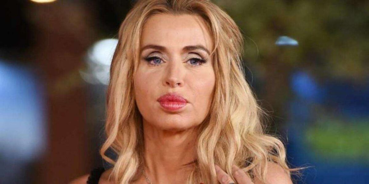 Valeria Marini, la confessione: voleva farsi suora, poi è arrivato lui…