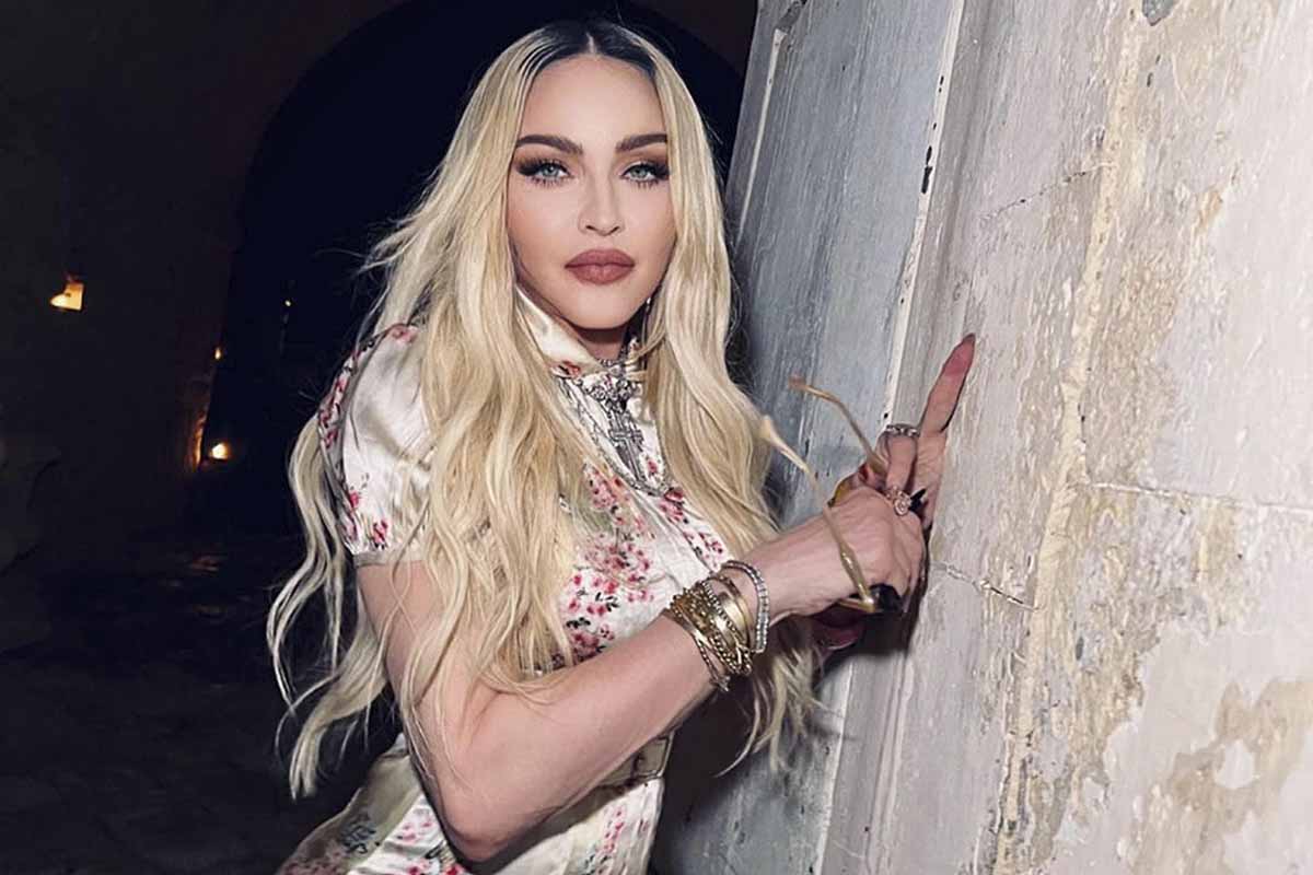 Madonna: che festa surreale! E il look è “disturbante”