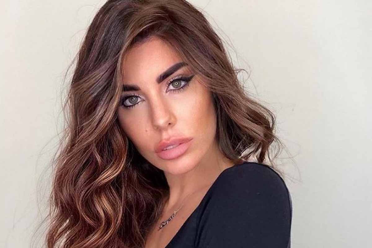 Bianca Atzei mostra il “pancino” in topless