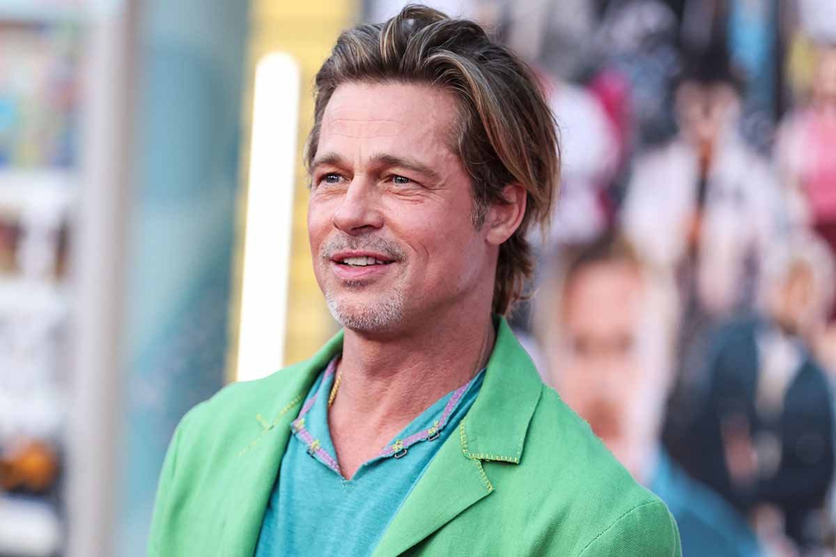 Brad Pitt stupisce ancora: il look verde lime e le sneakers colorate
