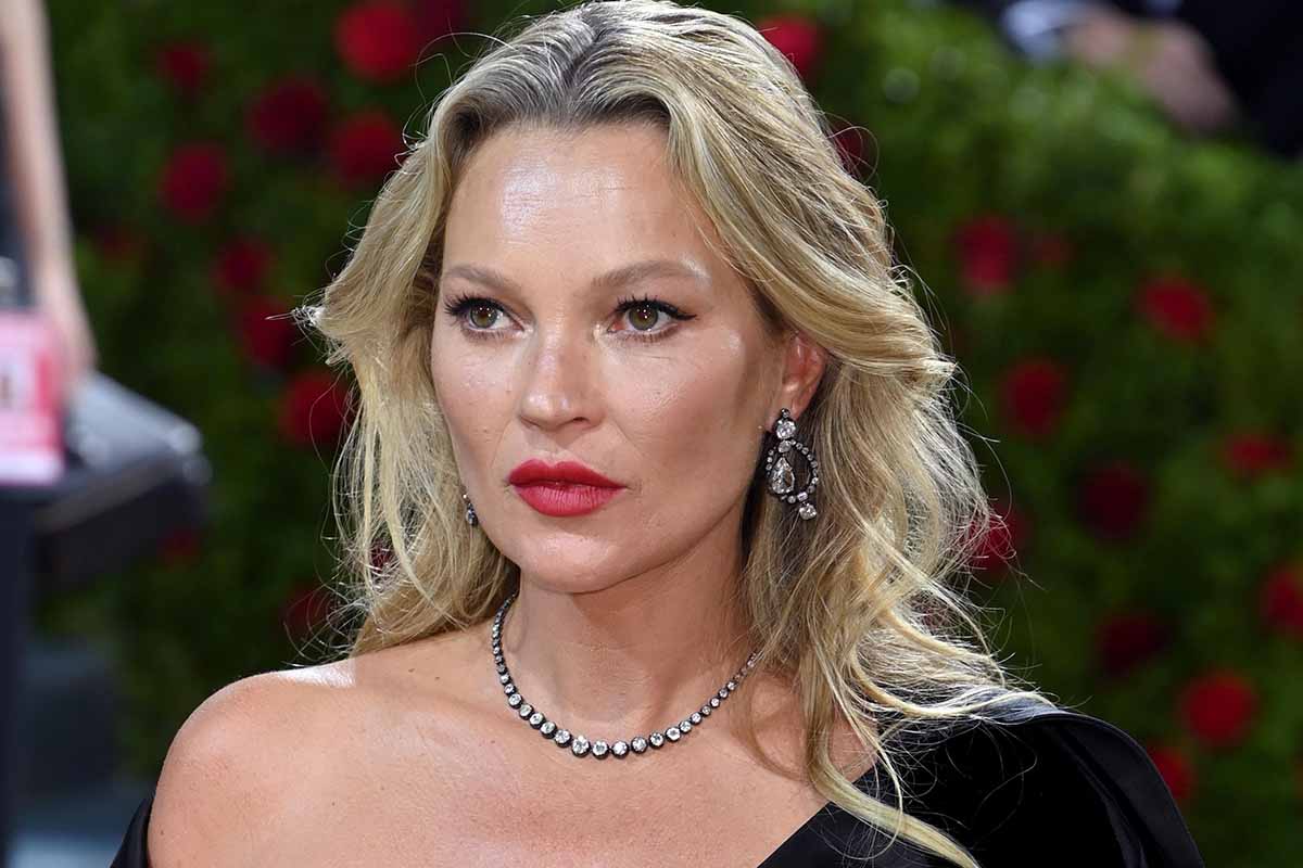 Kate Moss ninfa dei boschi: si tuffa nuda in un laghetto. Ecco perché