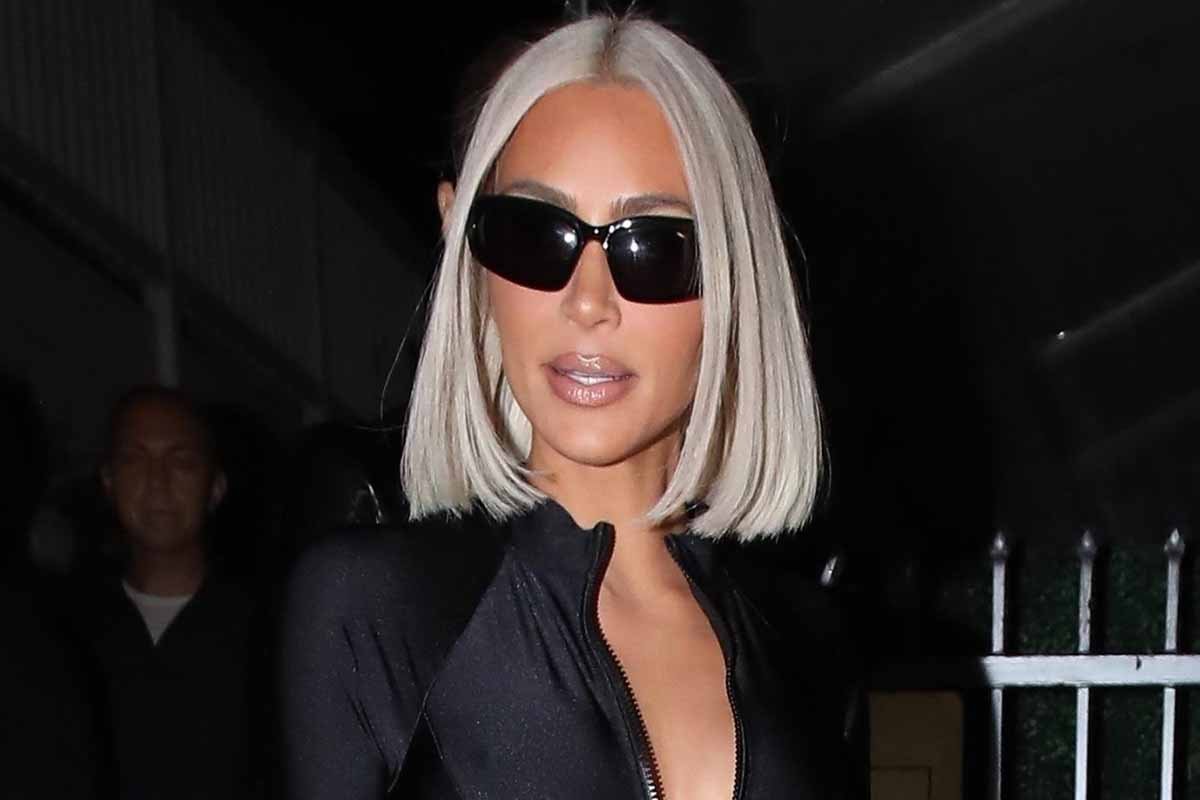 Kim Kardashian è una bat-girl. Ma per avere la pancia piatta ha fatto un trattamento…