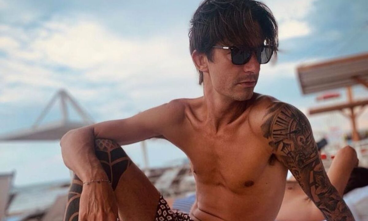 Francesco Oppini bloccato in aereo: il racconto su Instagram