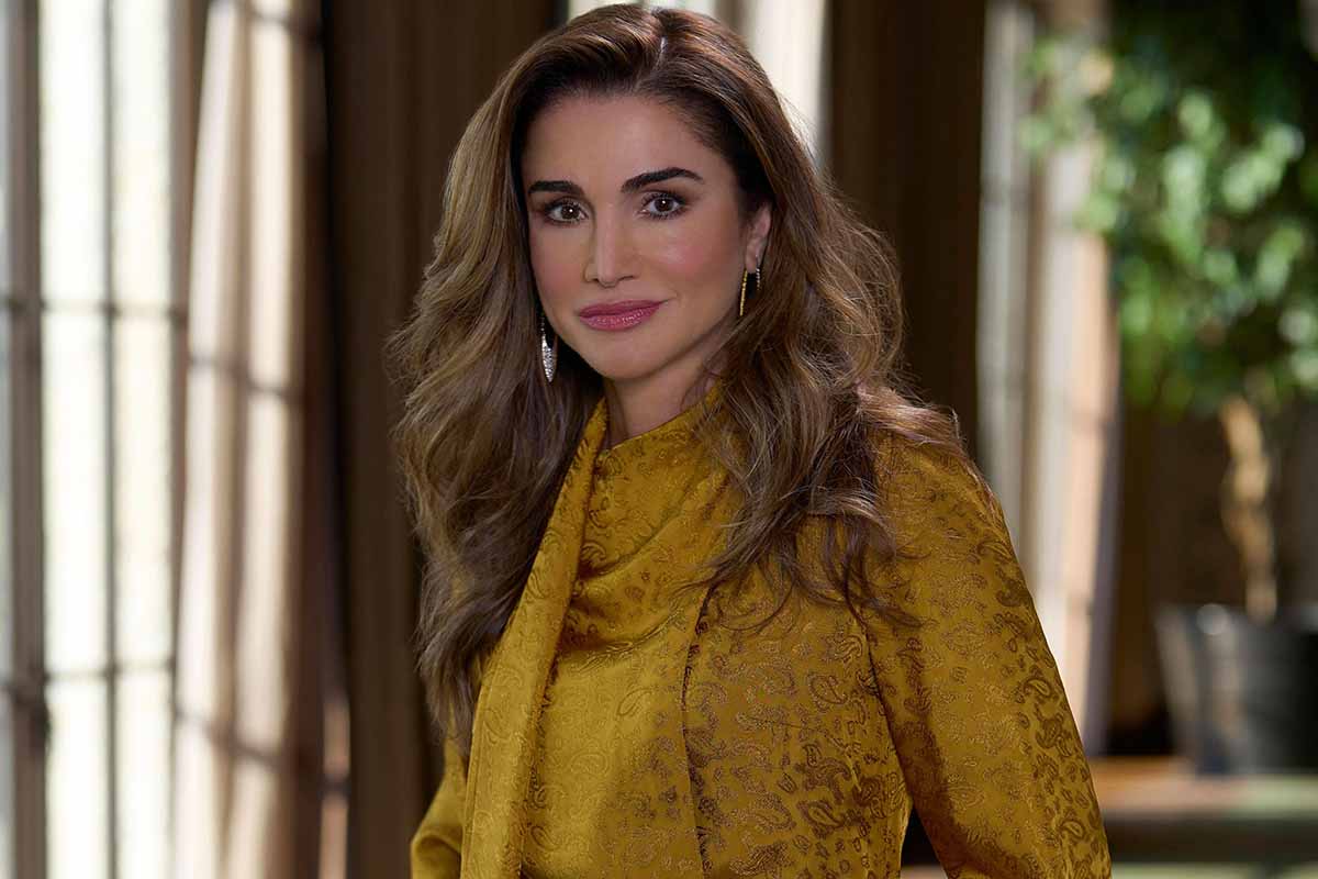 Rania di Giordania regina chic: per i suoi 52 anni veste d’oro