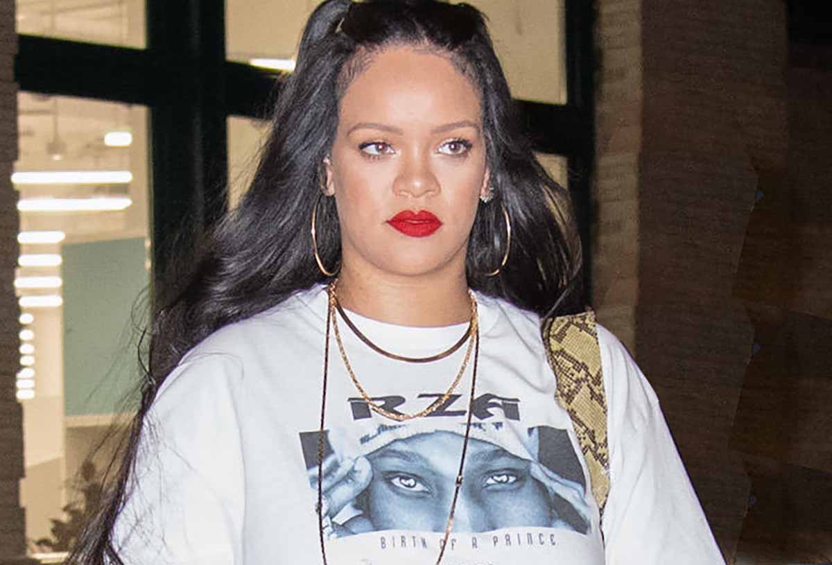 Rihanna, gli stivali “post partum” sembrano pantaloni!