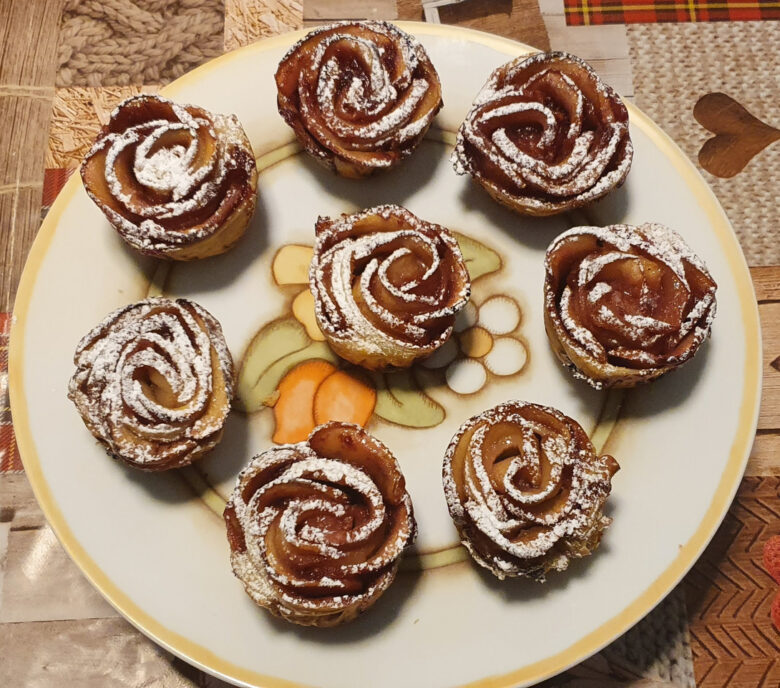 Rose di pasta sfoglia alle pesche