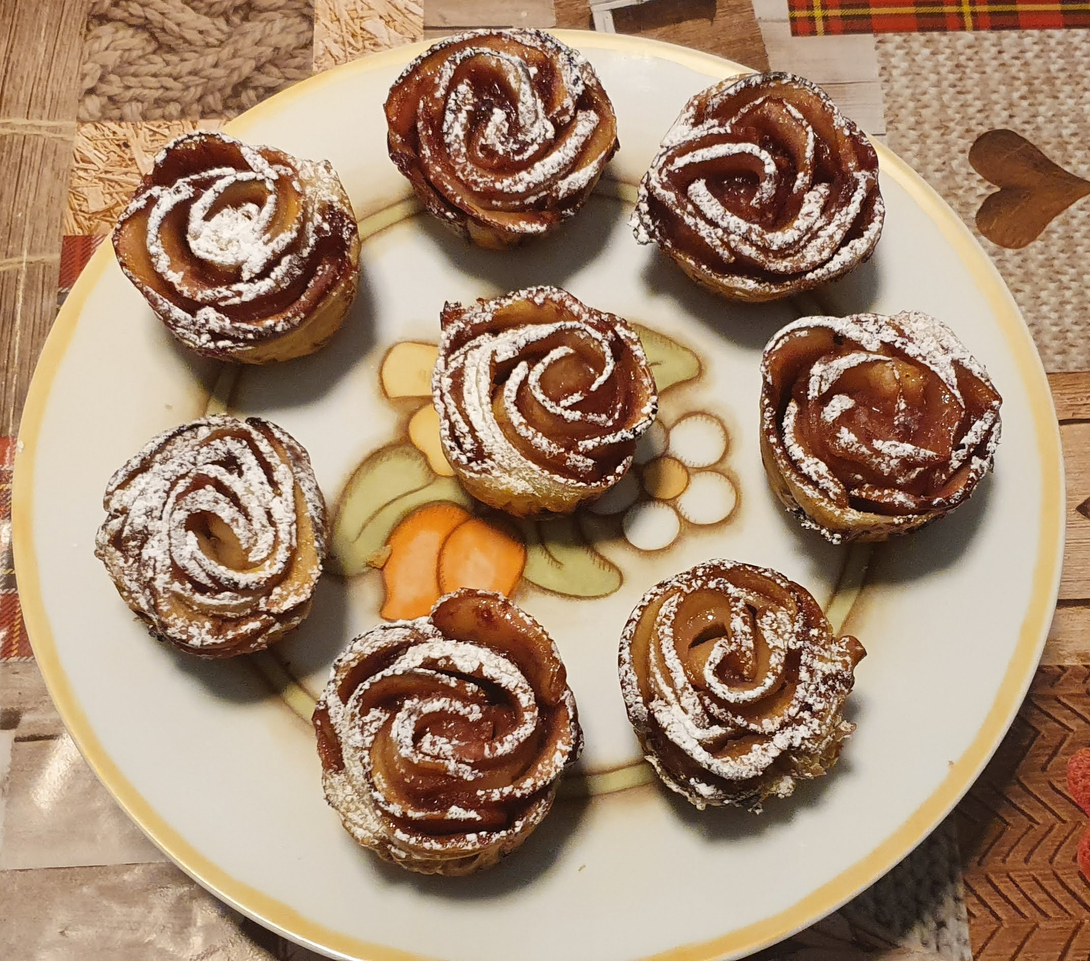 Rose di pasta sfoglia alle pesche