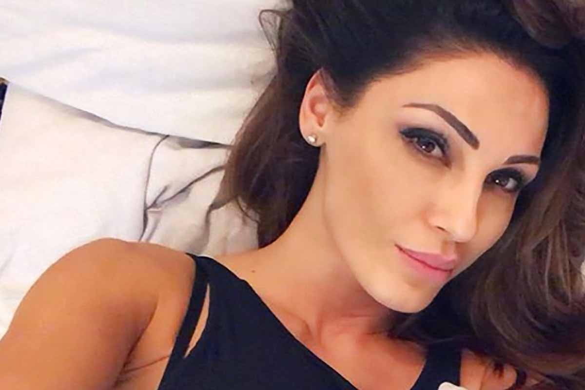 Anna Tatangelo in bikini scatena la polemica. Ecco che cosa è successo