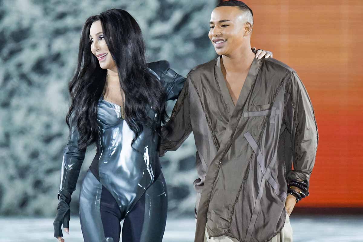 Cher, diva eterna a Parigi: in passerella a 76 anni
