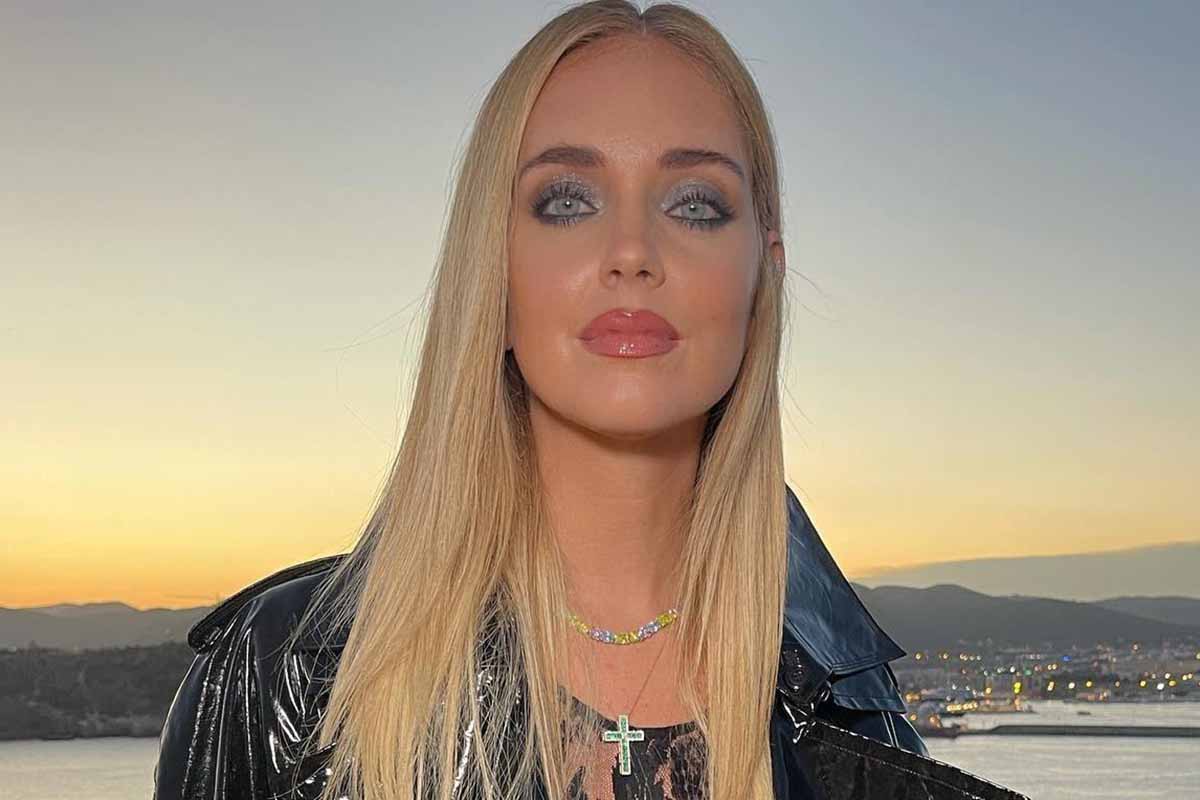 Il gilet sull’abito da sera: il look di Chiara Ferragni fa discutere