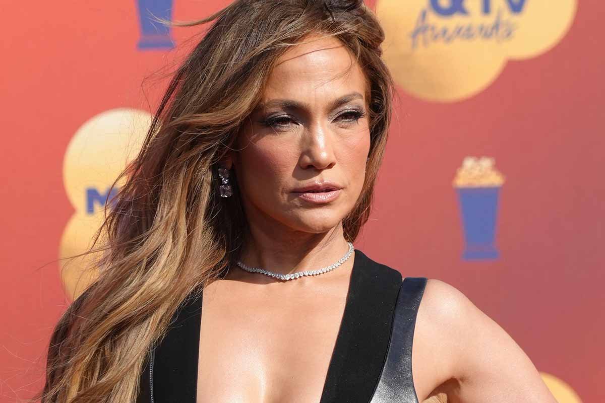 Il trench di Jennifer Lopez è il “must have” dell’autunno