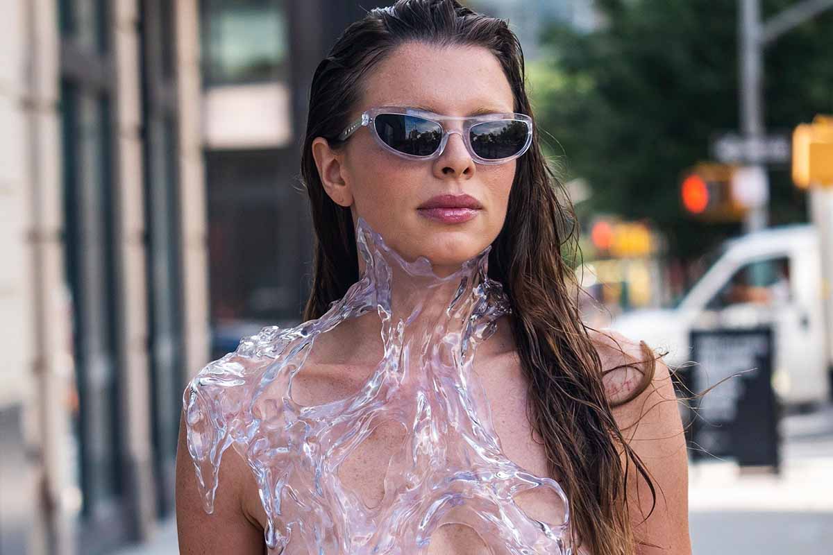 Julia Fox, l’ultima provocazione: l’abito è uno “spruzzo d’acqua”