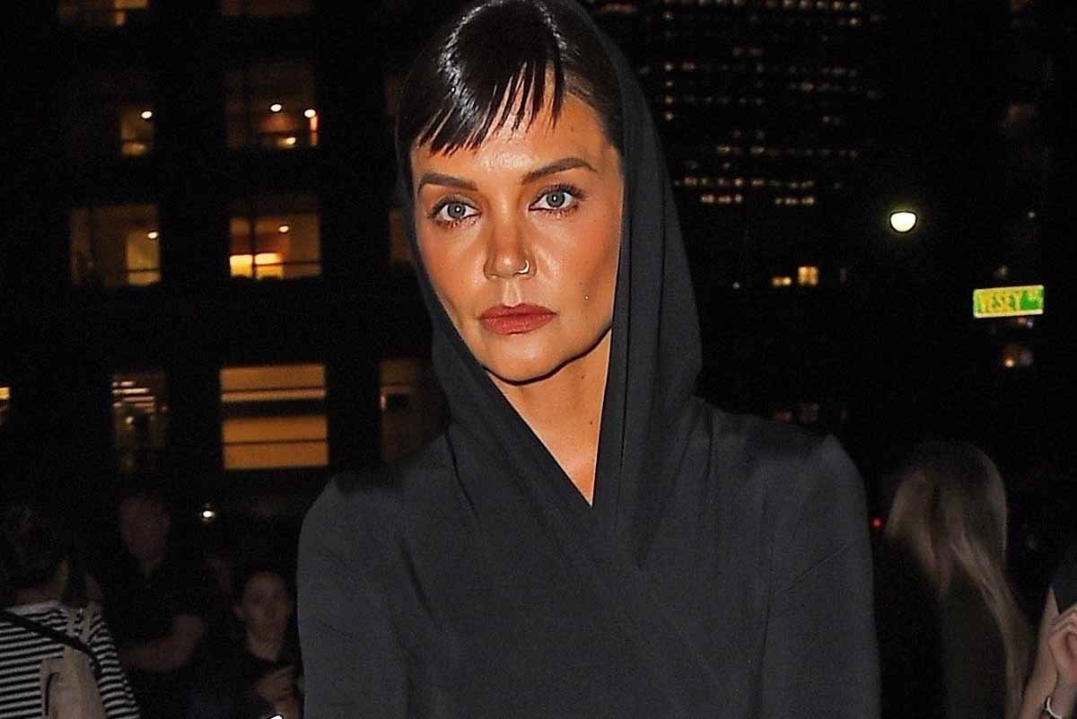 Katie Holmes irriconoscibile alle sfilate: ora è una dark lady