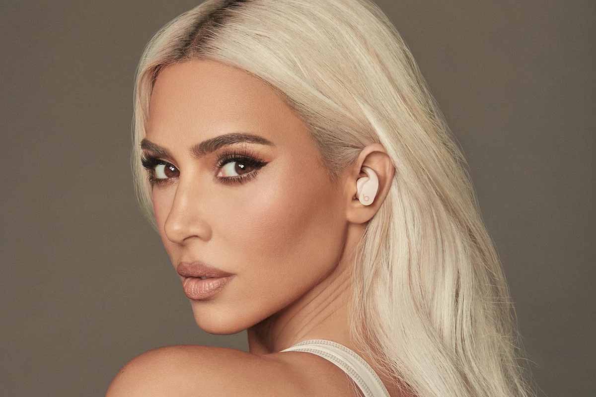Kim Kardashian cammina sull’acqua per Balenciaga