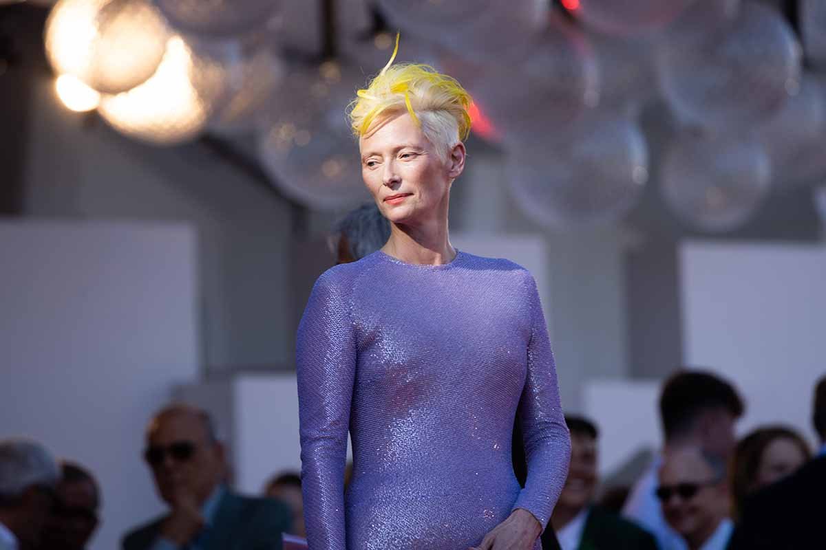 Tilda Swinton conquista Venezia con i capelli fluo