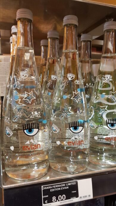 L'occhietto di Chiara Ferragni personalizza la Evian del 2018