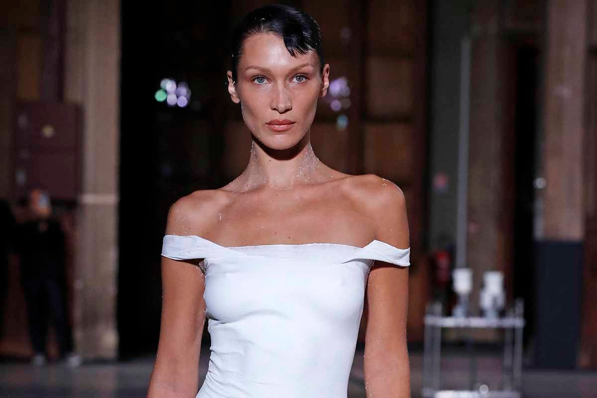 Bella Hadid, che magia: l’abito è di vernice