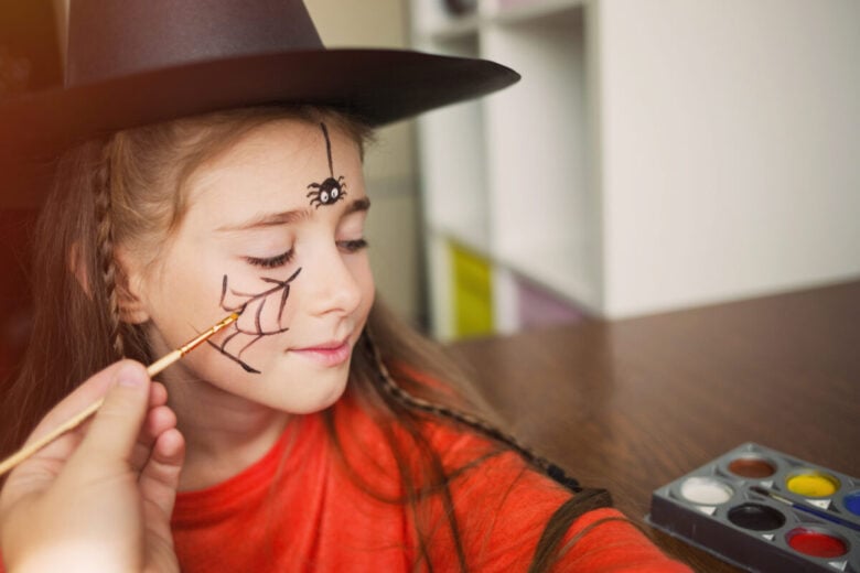 bambina che si trucca per halloween