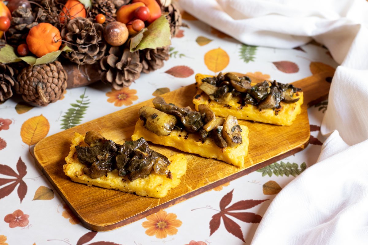 Crostini di polenta con funghi porcini