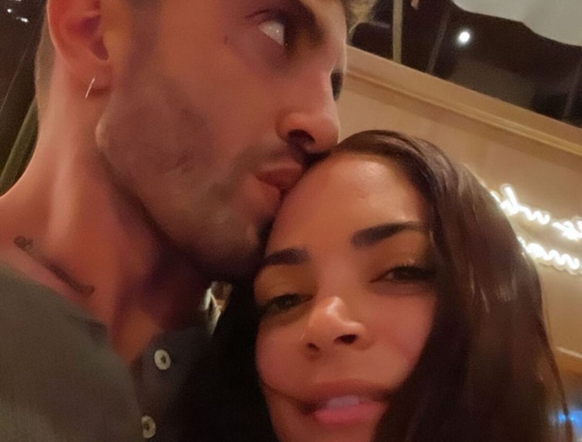 Andrea Iannone bacia Elodie: la prima foto social