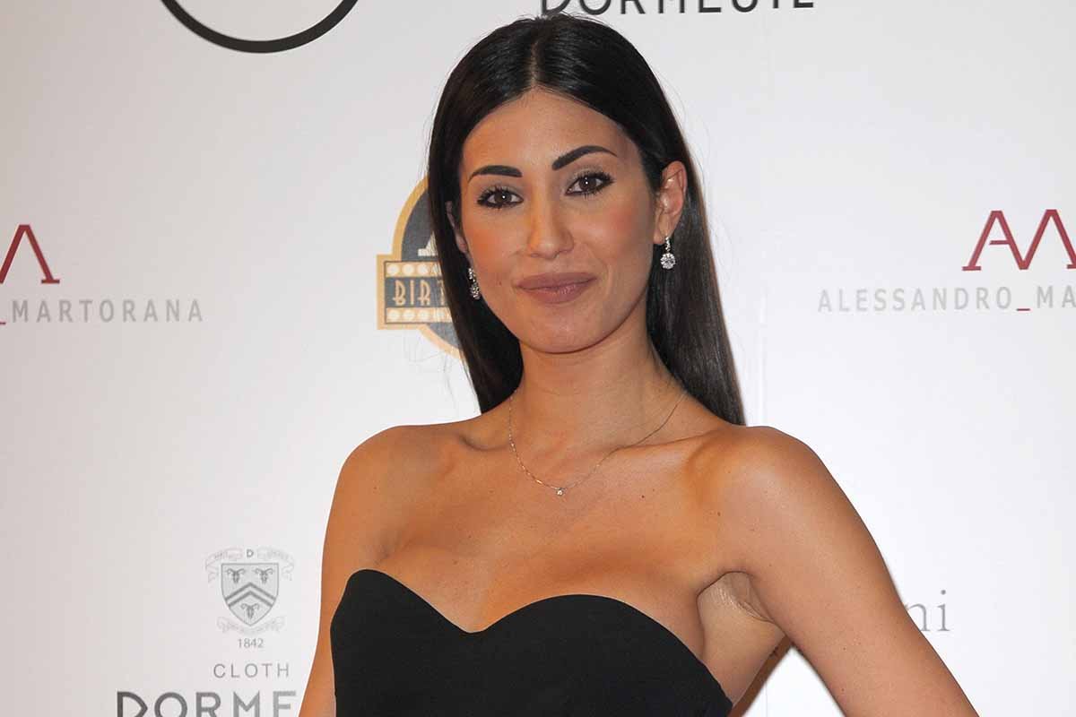 Federica Nargi lancia il bustier sopra al top trasparente
