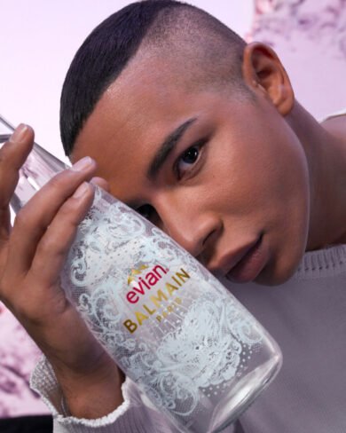Olivier Rousteing con la bottiglietta Evian x Balmain (foto uff. stampa)