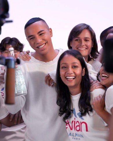 Olivier Rousteing con la bottiglietta Evian x Balmain (foto uff. stampa)