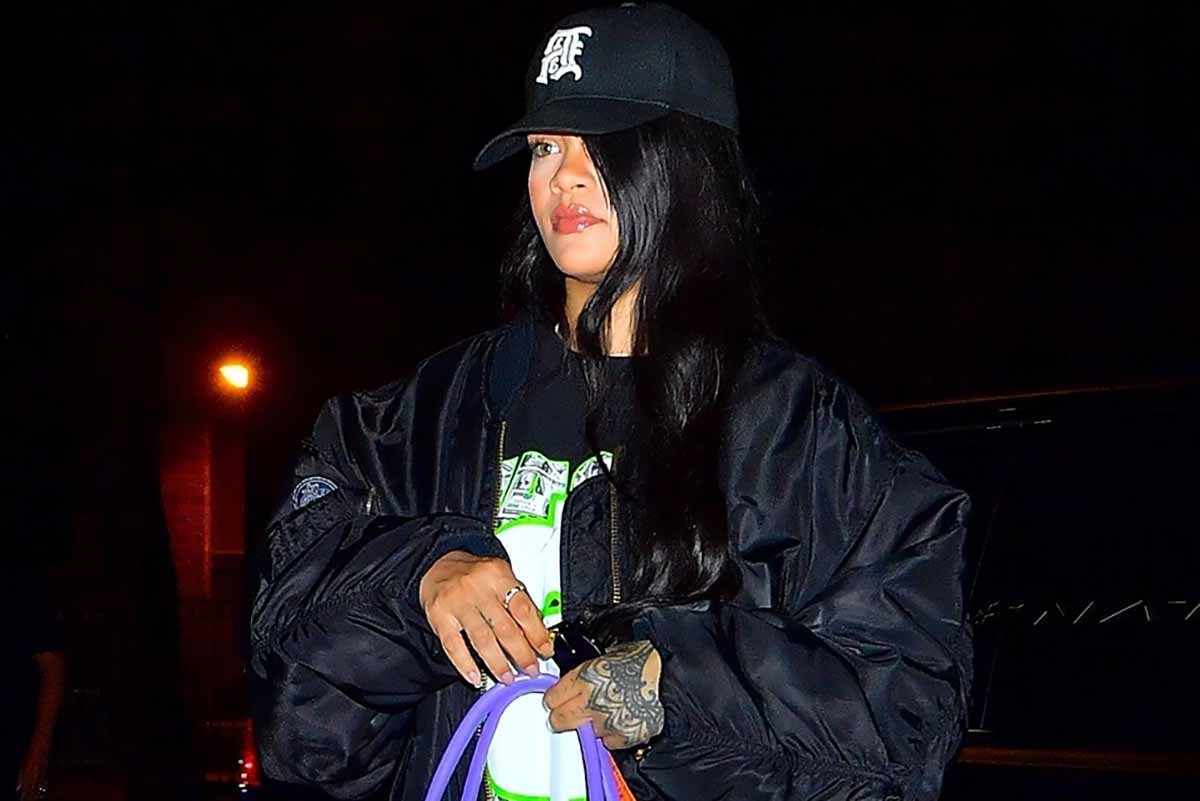 La maxi borsa viola di Rihanna è da copiare