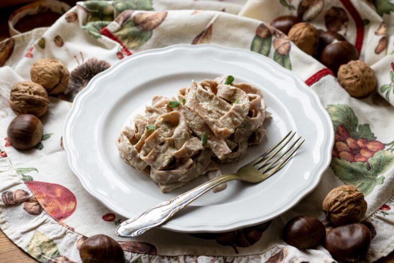Tagliatelle di castagne con salsa alle noci