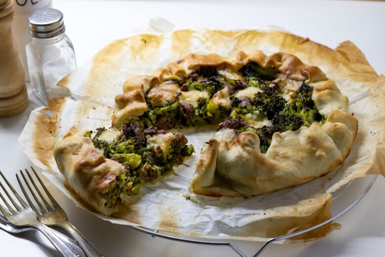 Torta salata di broccoli salsiccia e provola