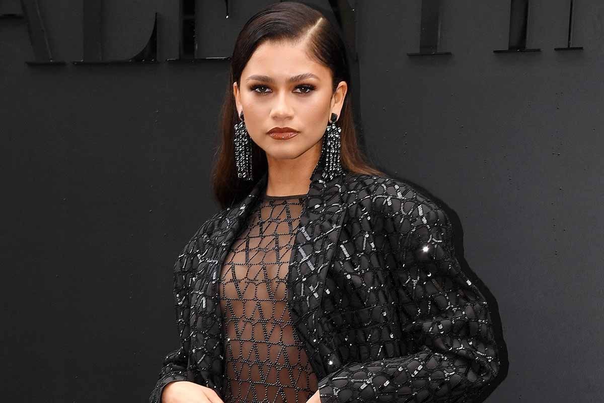 Zendaya conquista Parigi con la tuta trasparente