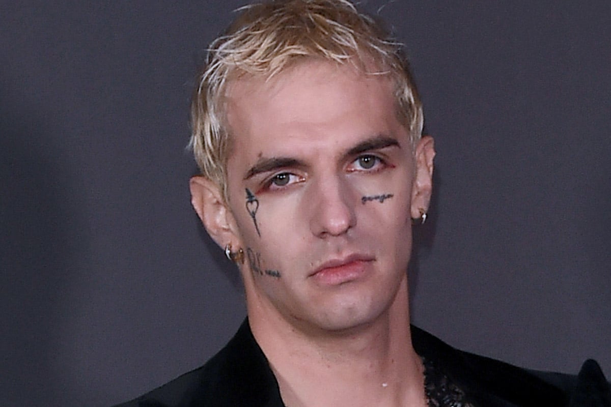 Achille Lauro vestito di rosso nel nuovo videoclip. Ma perché è bendato?
