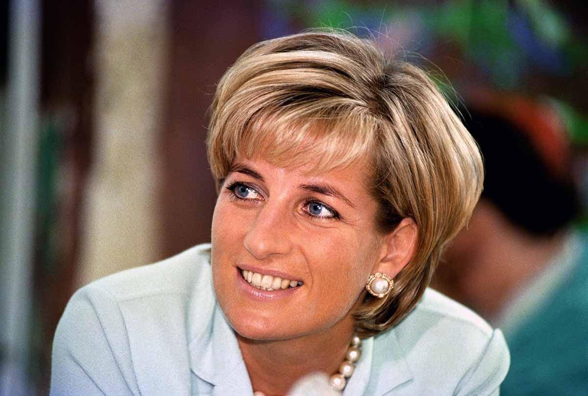 Lady Diana, torna in vendita la Lady Dior: la storia della sua borsetta preferita